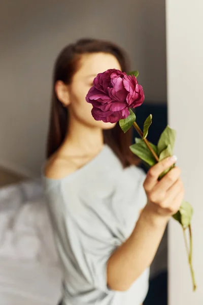 Tiens Des Fleurs Jeune Femme Reposer Passer Week End Maison — Photo