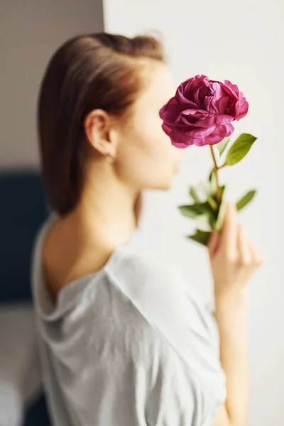 Mit Blumen Junge Frau Rastet Aus Und Verbringt Wochenende Allein — Stockfoto