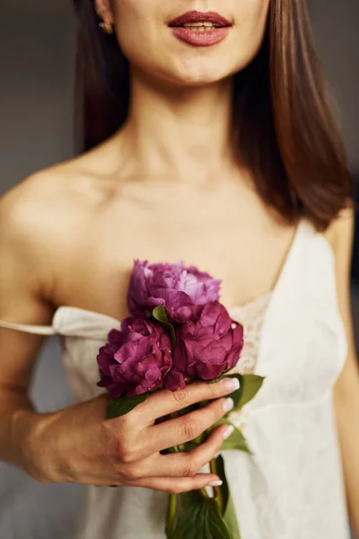 Bloemen Vasthouden Jonge Vrouw Rust Uit Brengt Het Weekend Alleen — Stockfoto