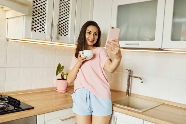 Mutfakta. Genç bayan dinleniyor ve hafta sonunu evde yalnız geçiriyor..