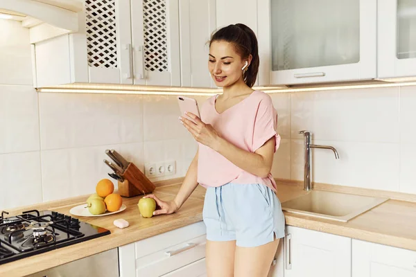 Telefonu bekletiyorum. Genç bayan dinleniyor ve hafta sonunu evde yalnız geçiriyor..