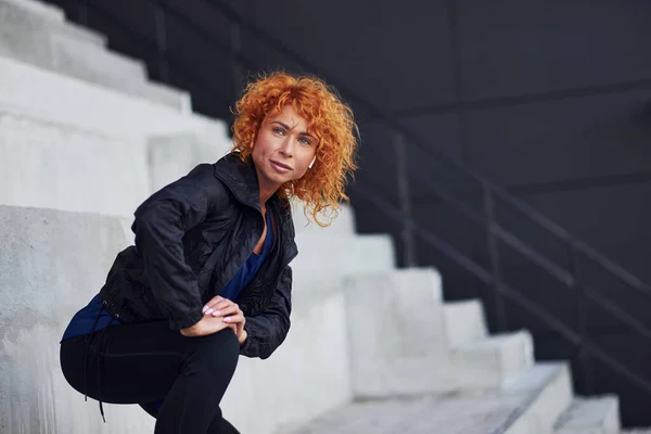 Молодая Европейская Рыжая Женщина Спортивной Одежде Делает Упражнения Лестнице — стоковое фото
