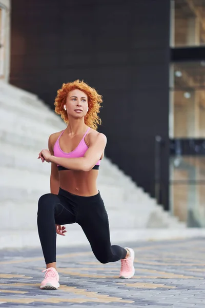 Jeune Rousse Européenne Femme Vêtements Sport Faisant Squats Extérieur — Photo