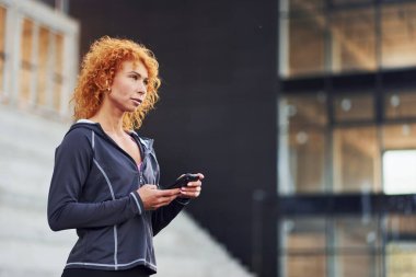 Avrupai kızıl saçlı genç bir kadının portresi..