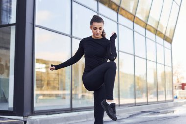 Spor elbiseli genç esmer şehirde spor günü düzenliyor..