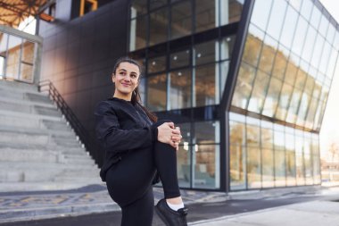 Spor elbiseli genç esmer şehirde spor günü düzenliyor..