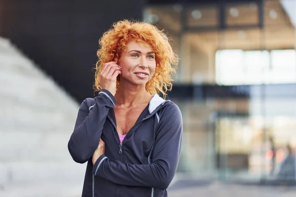 Écouter Musique Dans Les Écouteurs Portrait Jeune Rousse Européenne Qui — Photo