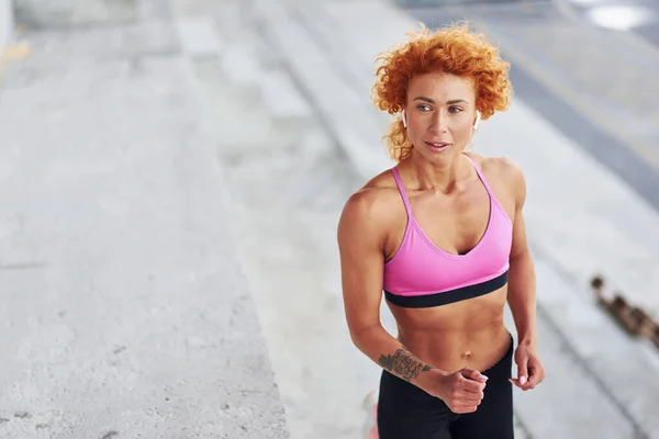 Junge Rothaarige Frau Sportlicher Kleidung Läuft Freien — Stockfoto