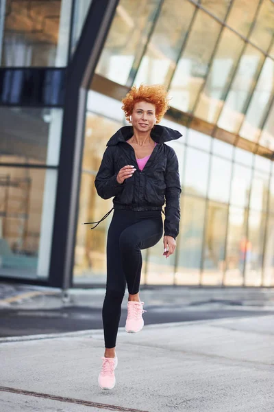 Jeune Rousse Européenne Vêtements Sport Faisant Remise Forme Extérieur — Photo