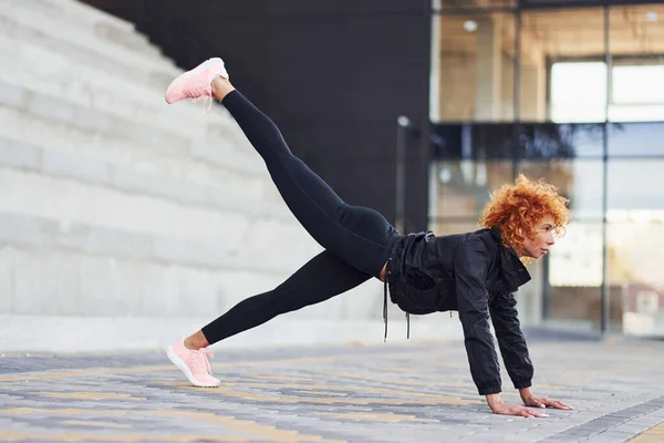 Mladý Evropský Ryšavý Žena Sportovním Oblečení Dělá Fitness Venku — Stock fotografie