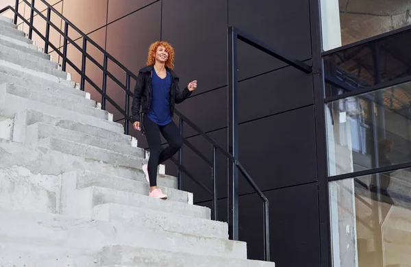 Jovem Ruiva Europeia Tem Andar Nas Escadas Livre — Fotografia de Stock