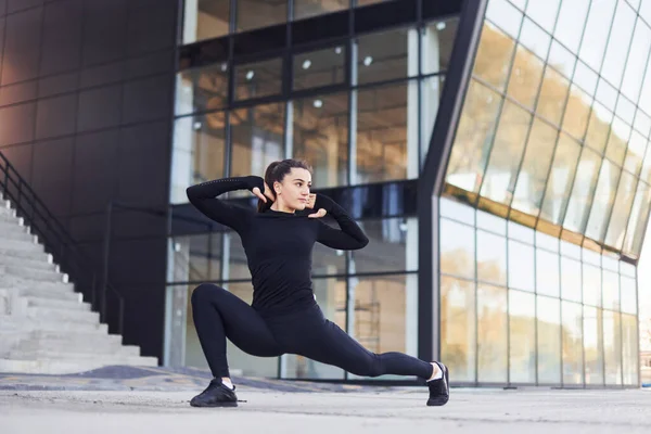 Jong Brunette Sportieve Kleding Hebben Fitness Dag Buiten Stad — Stockfoto