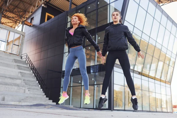 Twee Vrouwelijke Vrienden Met Sportieve Lichamen Hebben Fitnessdag Buiten — Stockfoto