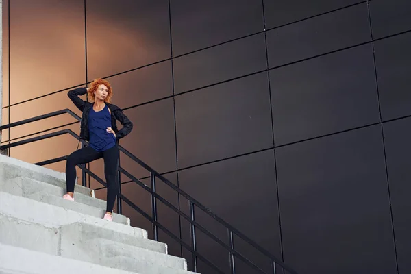 Giovane Rossa Europea Donna Hanno Camminare Sulle Scale All Aperto — Foto Stock