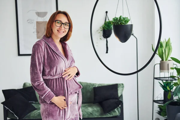 Zwangere Jonge Vrouw Pyjama Glazen Die Overdag Binnen Staan — Stockfoto