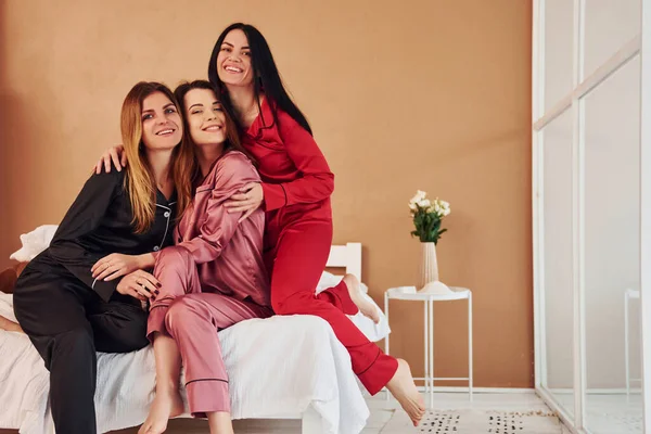 Alegres Mujeres Jóvenes Pijama Sentadas Interior Durante Día Juntas — Foto de Stock