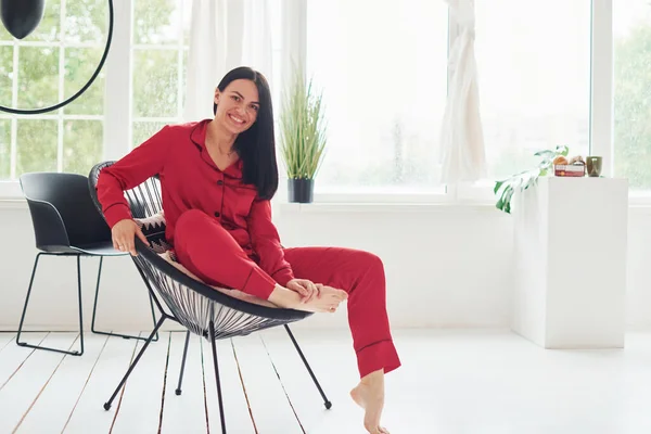 Jovem Alegre Pijama Sentada Cadeira Dentro Casa Durante Dia — Fotografia de Stock