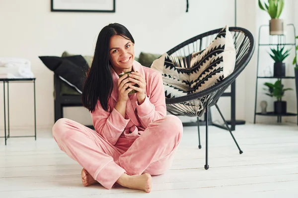 Joyeux Jeune Femme Pyjama Assis Sur Sol Intérieur Pendant Journée — Photo