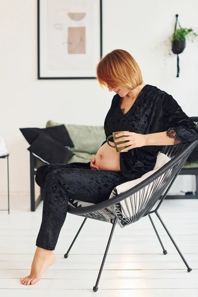 Jeune Femme Enceinte Lunettes Pyjama Noir Assis Intérieur Jour — Photo