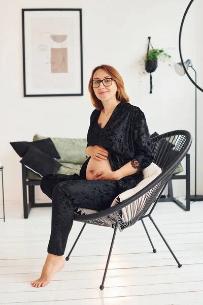 Jeune Femme Enceinte Lunettes Pyjama Noir Assis Intérieur Jour — Photo