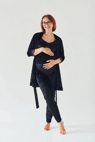 Zwangere Jonge Vrouw Pyjama Glazen Staan Overdag Binnen Tegen Een — Stockfoto