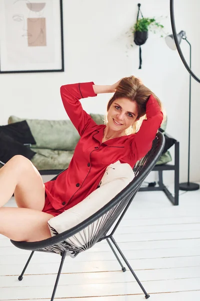 Sexy Jonge Vrouw Rood Pyjama Zitten Binnen Stoel Dag — Stockfoto