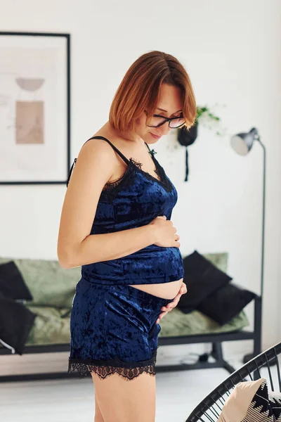 Zwangere Jonge Vrouw Groene Pyjama Glazen Die Overdag Binnen Staan — Stockfoto