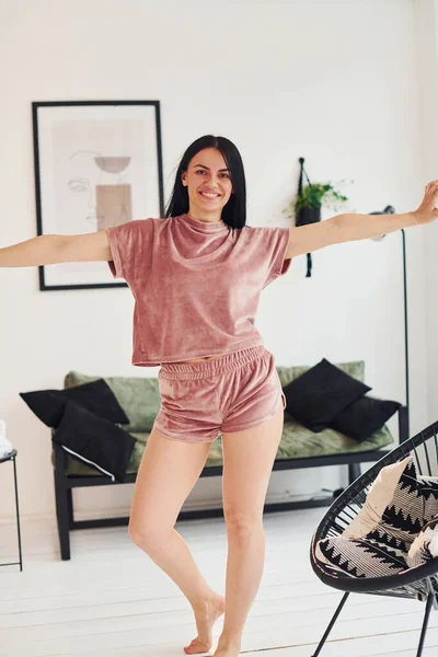 Sexy Jeune Femme Pyjama Rose Debout Intérieur Pendant Journée — Photo
