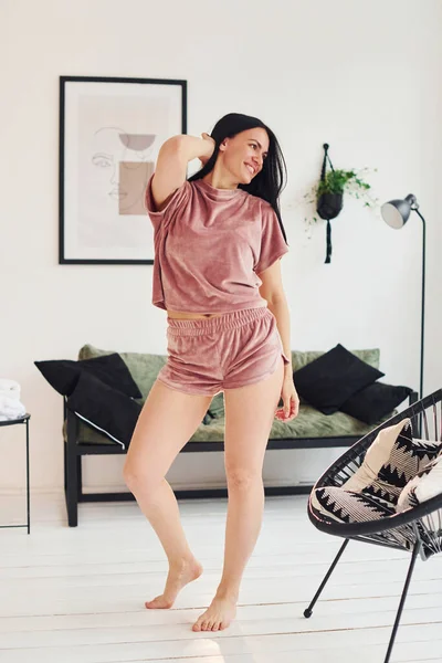 Sexy Jovem Mulher Pijama Rosa Dentro Casa Durante Dia — Fotografia de Stock