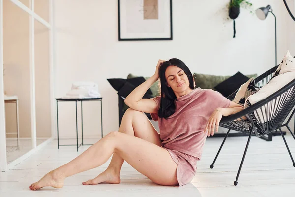 Jeune Femme Pyjama Assise Sur Sol Intérieur Pendant Journée — Photo