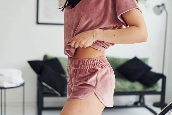 Sexy Jonge Vrouw Roze Pyjama Staan Binnen Dag — Stockfoto