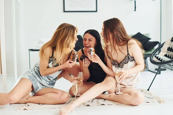 Fröhliche Junge Frauen Pyjama Sitzen Tagsüber Gemeinsam Auf Dem Boden — Stockfoto