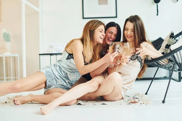 Jovens Mulheres Alegres Pijama Sentadas Chão Dentro Casa Durante Dia — Fotografia de Stock