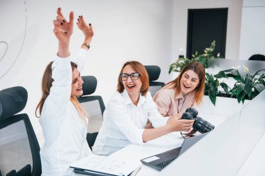 Profesyonel kamerayla. Ofiste resmi giyinmiş bir grup iş adamı var..