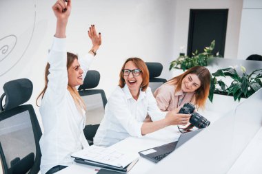 Profesyonel kamerayla. Ofiste resmi giyinmiş bir grup iş adamı var..