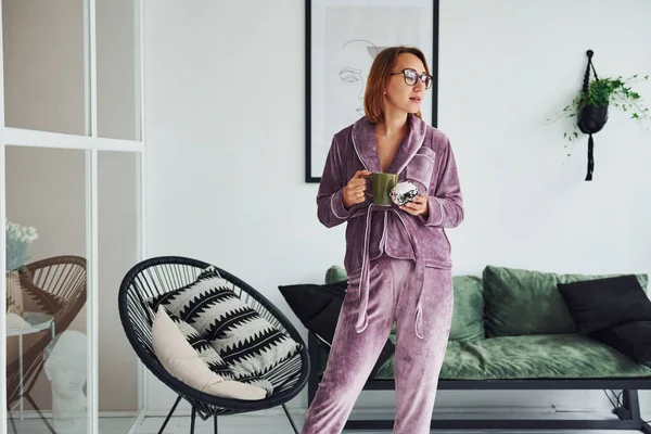 Zwangere Jonge Vrouw Pyjama Glazen Die Overdag Binnen Staan — Stockfoto