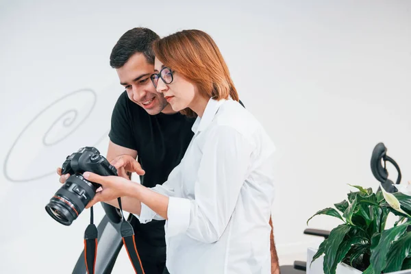 Mann Schwarzer Kleidung Beobachtet Fotos Auf Der Fotokamera Der Frau — Stockfoto