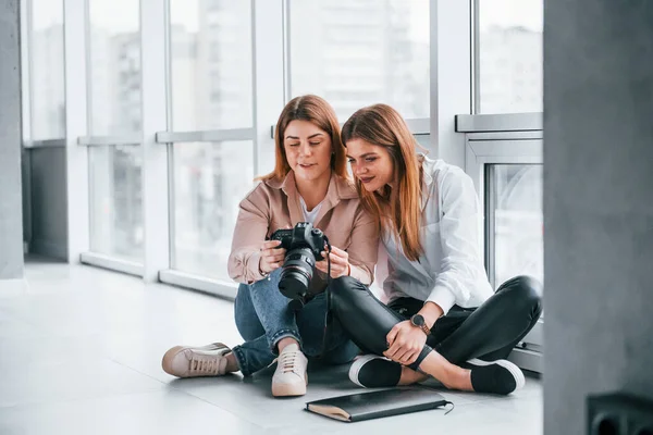 Kadın Birlikte Evde Oturuyor Kameradaki Fotoğraflara Bakıyor — Stok fotoğraf