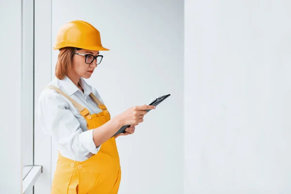 Mit Notizblock Der Hand Arbeiterin Oder Ingenieurin Gelber Uniform Und — Stockfoto