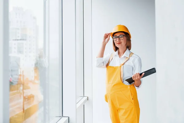 Mit Notizblock Der Hand Arbeiterin Oder Ingenieurin Gelber Uniform Und — Stockfoto