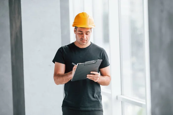 Männlicher Arbeiter Oder Ingenieur Mit Gelbem Bollenhut Steht Drinnen Mit — Stockfoto