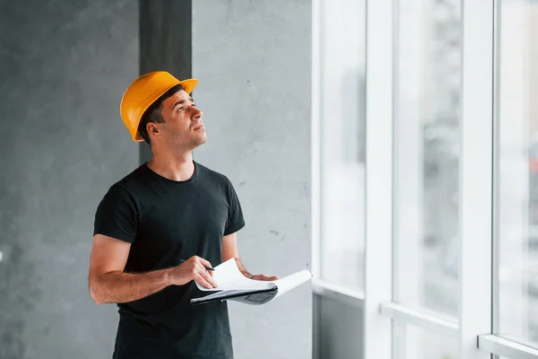 Trabajador Masculino Ingeniero Sombrero Duro Amarillo Pie Interior Con Bloc —  Fotos de Stock