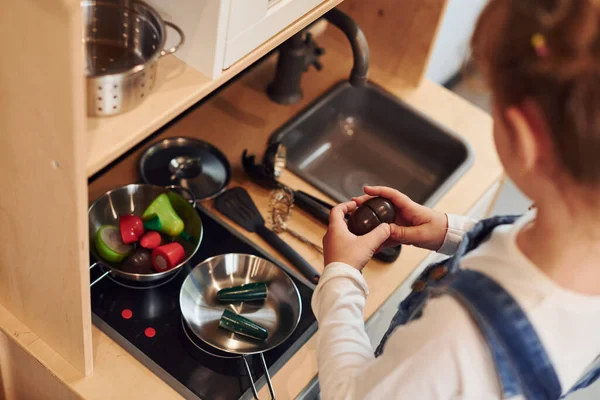 Little Girl Casual Clothes Have Fun Playing Toys Kitchen — Stock Photo, Image