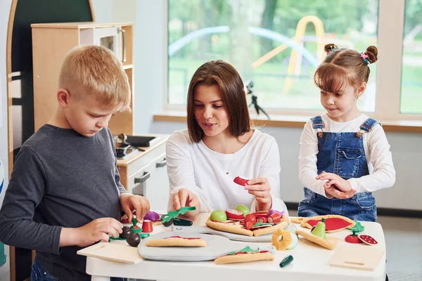 Ung Kvinna Med Liten Pojke Och Flicka Leker Med Leksaker — Stockfoto