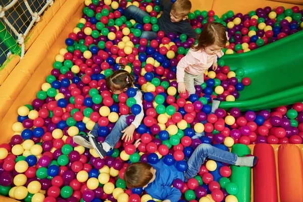 Les Enfants Heureux Vêtements Décontractés Amusent Dans Complexe Jeux Pour — Photo