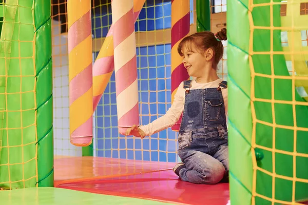 Boldog Kislány Alkalmi Ruhák Érezd Jól Magad Gyermekek Játék Komplex — Stock Fotó