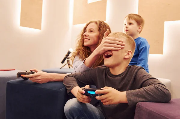 Enfants Joyeux Assis Intérieur Jouer Des Jeux Vidéo Ensemble — Photo