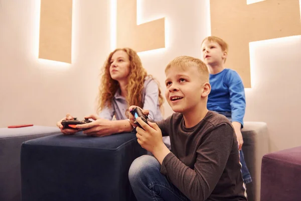 Enfants Joyeux Assis Intérieur Jouer Des Jeux Vidéo Ensemble — Photo