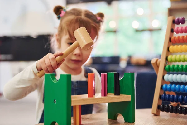 Vrolijk Klein Meisje Casual Kleding Spelen Kleuterschool Met Speelgoed — Stockfoto