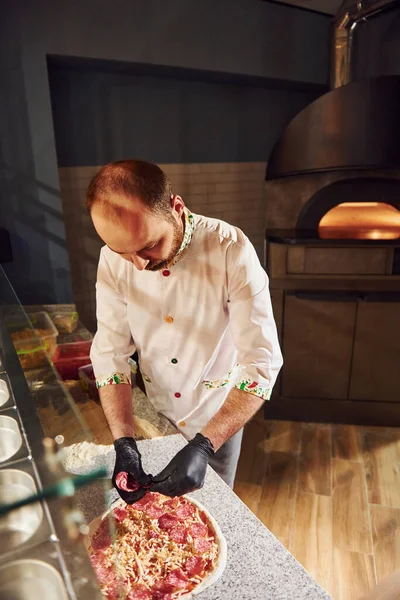 Chef Witte Kleren Bereidt Heerlijke Pizza Keuken Van Restaurant — Stockfoto